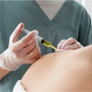 Aplicación de una inyección de biopuntura en el paciente como parte del tratamiento de homeosiniatría en Bogotá.
