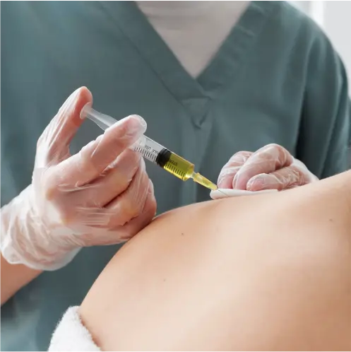 Aplicación de una inyección de biopuntura en el paciente como parte del tratamiento de homeosiniatría en Bogotá.
