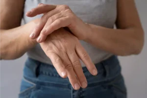 Manos con dolor articular tratado con medicina regenerativa para artrosis y lesiones musculares