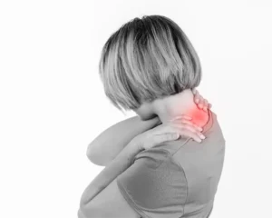 Persona con dolor en el cuello representando síntomas de fibromialgia, tratables con enfoque alternativo e integrativo