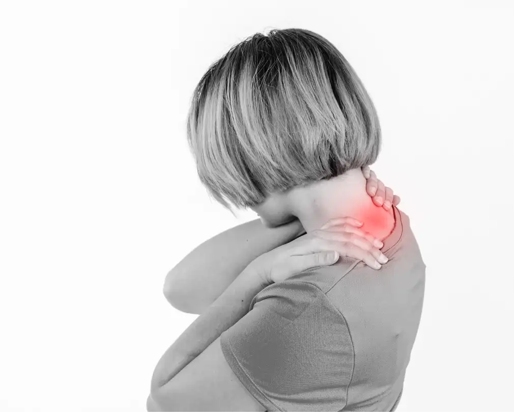 Persona con dolor en el cuello representando síntomas de fibromialgia, tratables con enfoque alternativo e integrativo