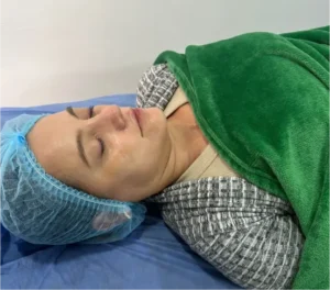 Paciente en camilla durante procedimiento médico con células madre para regeneración de tejidos.
