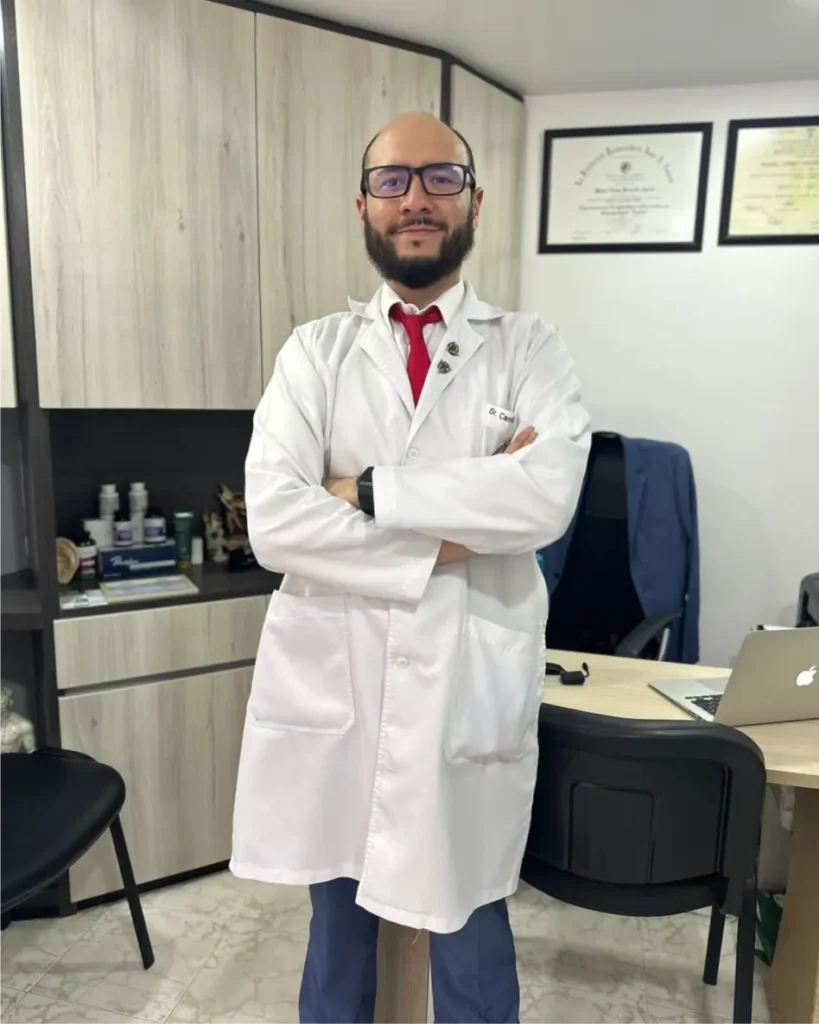 El doctor Camilo Bermúdez, especialista en terapias alternativas y farmacología vegetal.